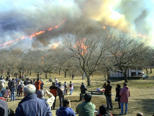 伝統ある大室山の山焼き 毎年２月の第２日曜日に行われる